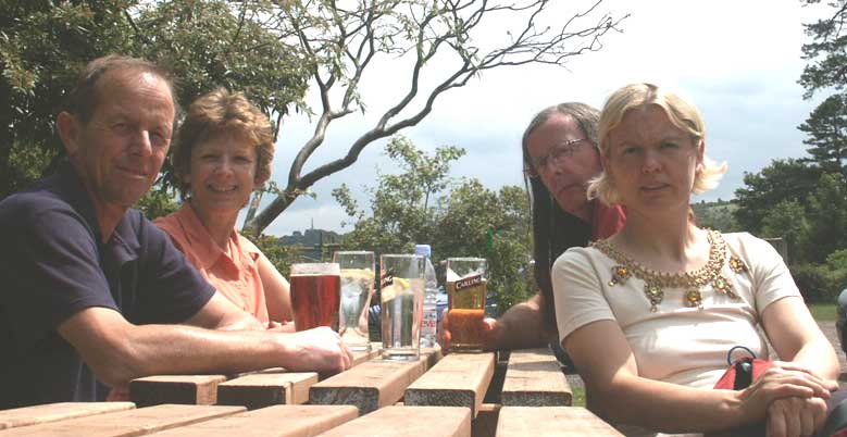 A drink at the Carriers Arms in Watlington ©Lesley Close 2003